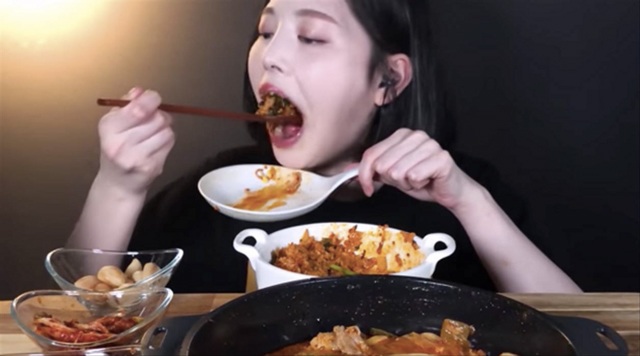 amp;#34;Thánh nữamp;#34; mukbang xinh đẹp kiếm 4 tỷ/tháng bị dân mạng chỉ trích giả vờ ăn rồi nhổ ra - 3