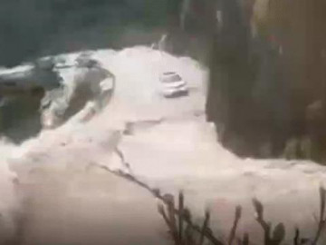 Giải cứu ba người mắc kẹt trong ô tô giữa dòng lũ dữ