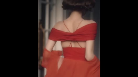 Ngọc Trinh liên tục mắc lỗi thời trang, dân mạng đồng loạt phản ứng