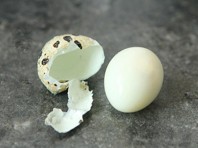 Luộc trứng cút không cho trực tiếp vào nồi, thêm 2 bước vỏ trứng tự động bong ra