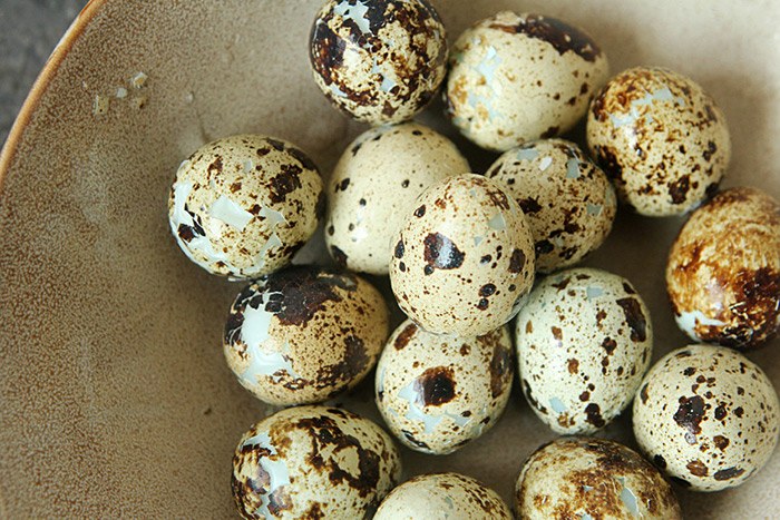 Luộc trứng cút không cho trực tiếp vào nồi, thêm 2 bước vỏ trứng tự động bong ra - 7