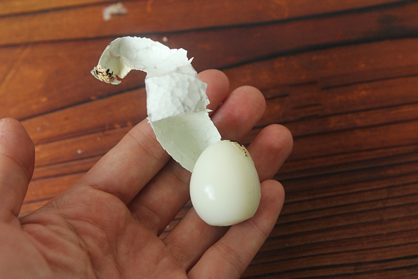 Luộc trứng cút không cho trực tiếp vào nồi, thêm 2 bước vỏ trứng tự động bong ra - 9