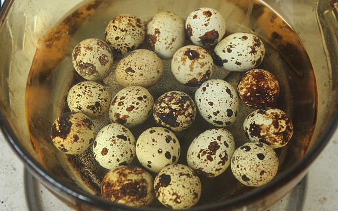 Luộc trứng cút không cho trực tiếp vào nồi, thêm 2 bước vỏ trứng tự động bong ra - 3