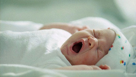 Em bé cười ngay khi chào đời ngay lập tức bị bác sĩ tát, mẹ cám ơn rối rít - 6