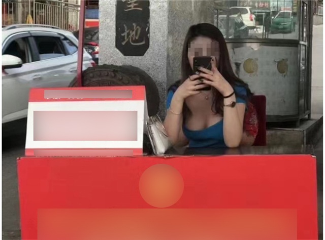 Nữ nhân viên tình nguyện mặc váy ngắn cũn, ngực sắp tràn khỏi áo gây amp;#34;bãoamp;#34; MXH - 1