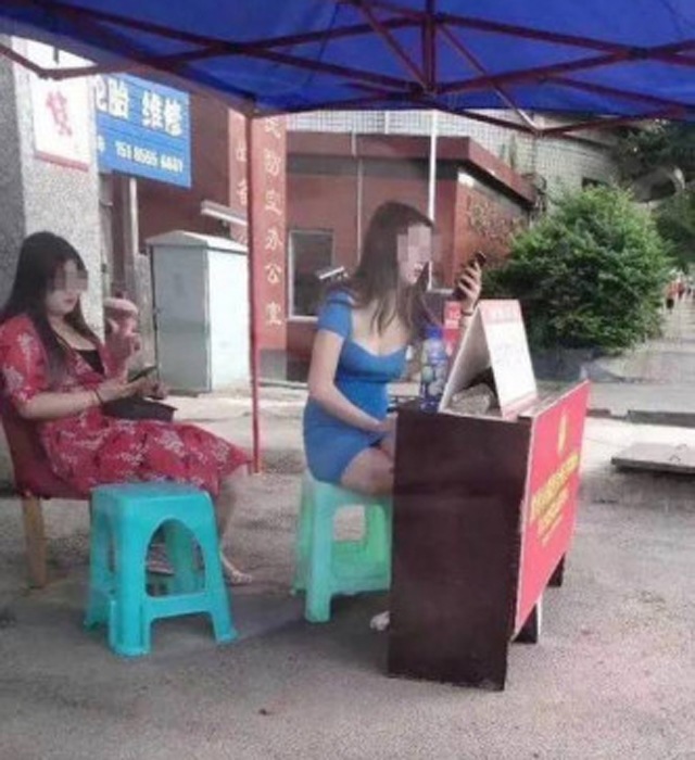 Nữ nhân viên tình nguyện mặc váy ngắn cũn, ngực sắp tràn khỏi áo gây amp;#34;bãoamp;#34; MXH - 2