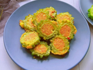 Đổi bữa, vợ đem cho thứ này vào trong mướp đắng lại được món ngon bất ngờ