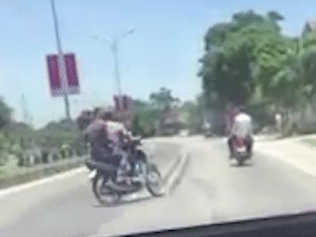 Clip Eva - Xôn xao clip nhóm thanh niên đi xe máy lạng lách trước xe ô tô
