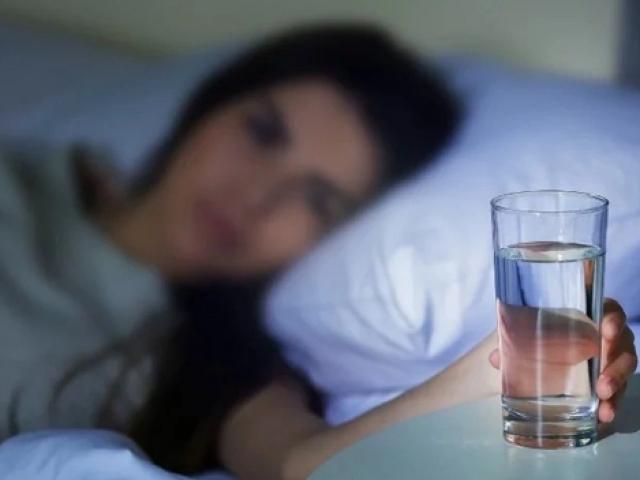 2 vật để cạnh giường khi ngủ quý hơn thuốc bổ, 4 vật cạnh giường ngang với thuốc độc