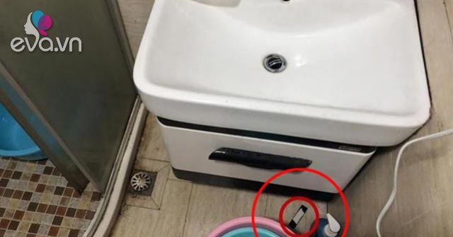 Seeing a small black object fall into the bathroom, the girl panicked when she discovered the truth