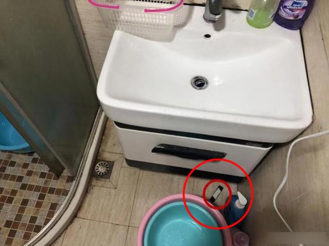 Thấy vật nhỏ màu đen rơi xuống nhà tắm, cô gái hốt hoảng khi phát hiện sự thật
