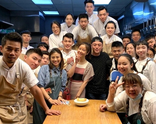 Nhân 4 năm ngày cưới, Lâm Tâm Như bẽn lẽn bên chồng, khán giả chỉ chăm chăm nhìn xuống bụng - 2