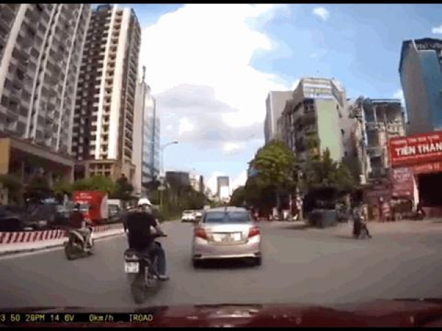 Clip Eva - Vào cua tông trúng ô tô, nam thanh niên vội vàng vứt xe chạy thục mạng