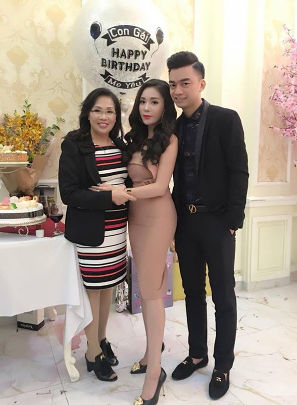 au ha my va 2 moi tinh "len bo xuong ruong": huy hon co pho, lay hotboy bi cam sung - 1