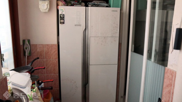 Bé trai không đến trường suốt 4 năm, cô giáo đến nhà phát hiện điều kinh hoàng trong tủ đông - 1