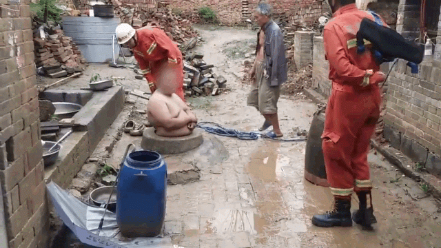 Người đàn ông nặng 125kg mắc kẹt ở miệng giếng vì lý do bất ngờ - 1