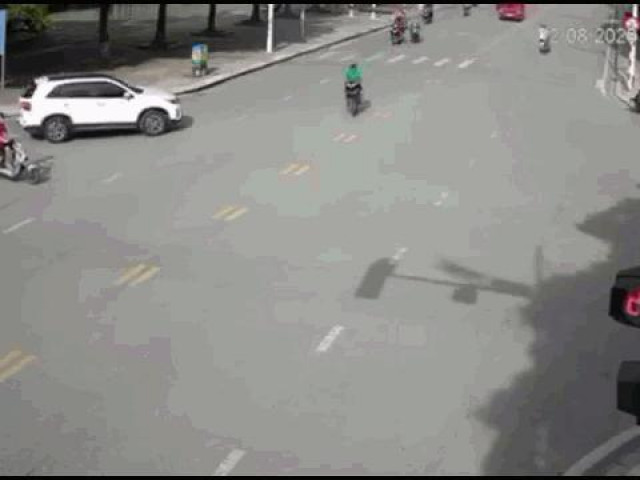 Clip Eva - Cố tình vượt đèn đỏ, nam thanh niên nằm bất động ngay giữa ngã tư