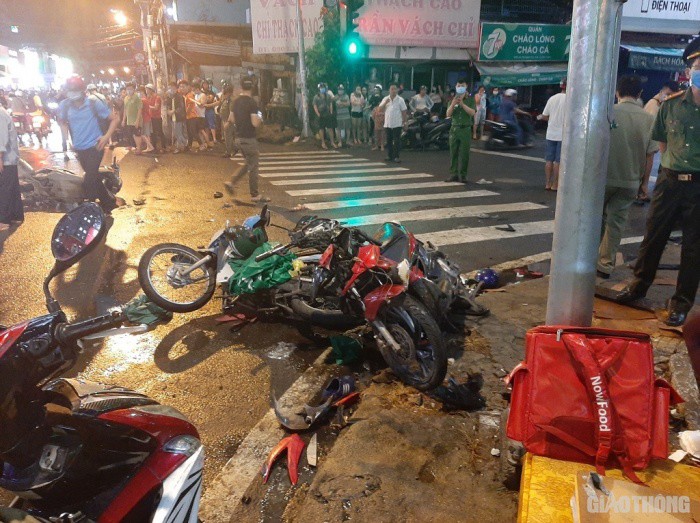 Nữ tài xế 23 tuổi lái ô tô đâm nhiều xe máy khai do đạp nhầm chân ga - 1