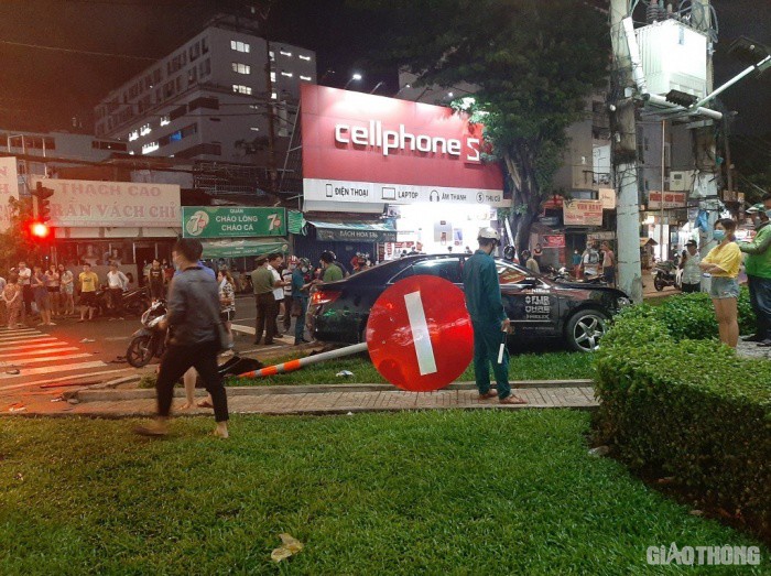 Nữ tài xế 23 tuổi lái ô tô đâm nhiều xe máy khai do đạp nhầm chân ga - 2