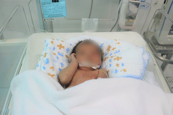 Bé gái bị bỏ rơi ngoài ruộng giữa trời nắng 40 độ, da bụng cháy sém đã tử vong - 1