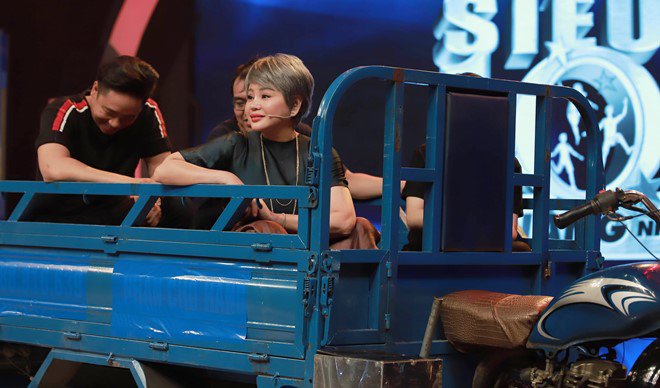 Sửng sốt: Cậu bé 10 tuổi nhảy xuống thuỷ tinh, dùng răng kéo Lê Giang và xe lôi 900kg - 9