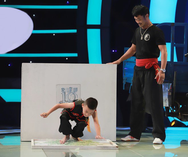 Sửng sốt: Cậu bé 10 tuổi nhảy xuống thuỷ tinh, dùng răng kéo Lê Giang và xe lôi 900kg - 6