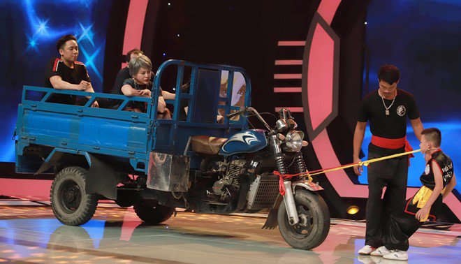 Sửng sốt: Cậu bé 10 tuổi nhảy xuống thuỷ tinh, dùng răng kéo Lê Giang và xe lôi 900kg - 8