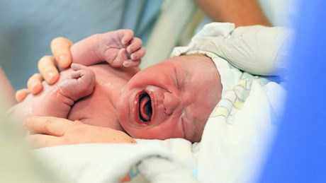 Em bé cười ngay khi chào đời ngay lập tức bị bác sĩ tát, mẹ cám ơn rối rít - 4