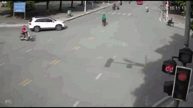 Cố tình vượt đèn đỏ, nam thanh niên nằm bất động ngay giữa ngã tư - 1