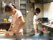 Tin tức - Bố mất, mẹ bỏ đi, bé gái 7 tuổi cáng đáng mọi việc giúp ông tâm thần, bà ung thư