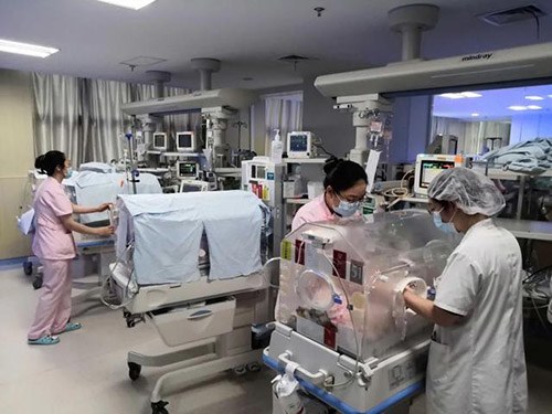 Thụ thai tự nhiên, vợ đẻ 1 lần 4 đứa trẻ, con vừa ra đời chồng liền “méo mặt” - 4