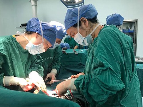 Thụ thai tự nhiên, vợ đẻ 1 lần 4 đứa trẻ, con vừa ra đời chồng liền “méo mặt” - 2