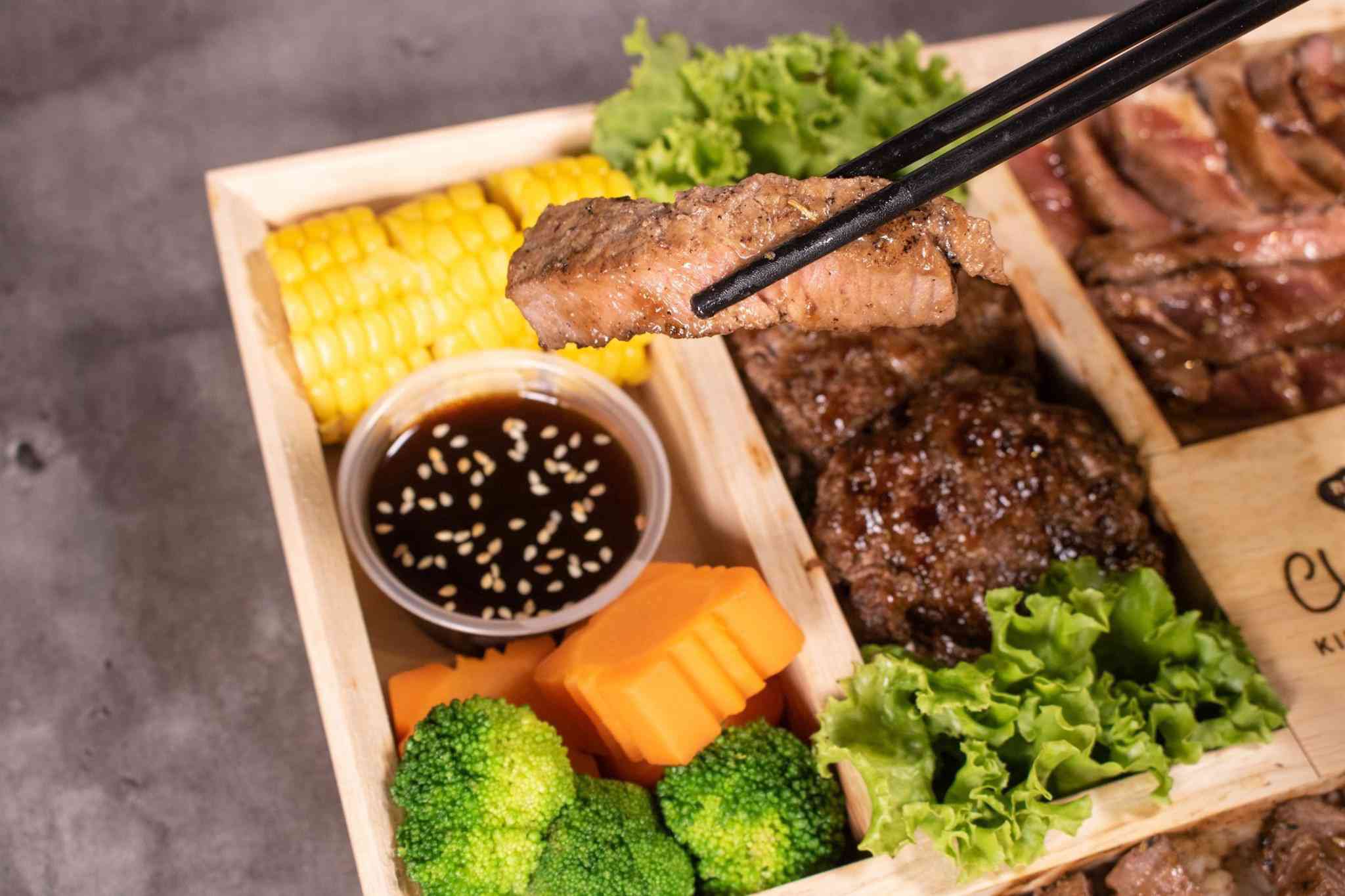 Thành phần chủ yếu là thịt bò Kobe A5. Đây là giống bò đen được chăm sóc từ tinh thần đến thể chất, tâm hồn… làm sao để tạo ra chất lượng thịt thơm ngon, vân đều như gỗ.