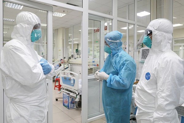 COVID-19 ngày 15/8: 3 bệnh nhân điều trị ở Hà Nội tình trạng tăng nặng, tổn thương phổi tới 60-70% - 1