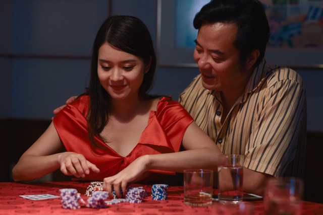 Trong phim, Phan Anh cặp bồ với cả bạn học của con trai