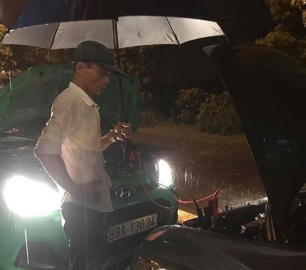 2 lần giúp người gặp chuyện giữa đêm mưa tầm tã, anh tài xế khiến triệu người xúc động - 2
