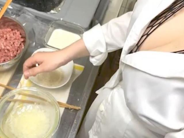 Mẹ 2 con làm Youtuber dạy nấu ăn, dân mạng chỉ tập trung vào ngực ngồn ngộn