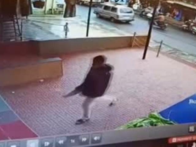 Clip: Xông vào cướp tiệm vàng, nam thanh niên bị cô gái phang thẳng ghế vào mặt