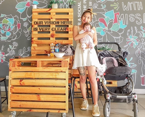 9X xinh đẹp đẻ con với chồng Úc hơn nhiều tuổi, bé lọt lòng không thở, không khóc - 11