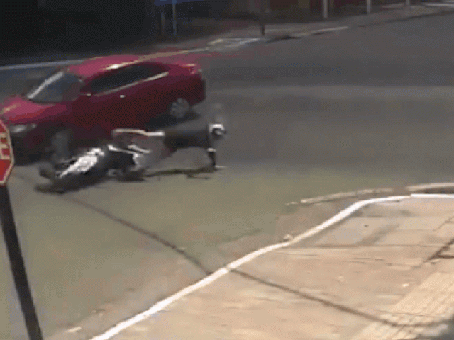 Clip Eva - Va chạm với ôtô, cô gái đi xe máy bị đâm rơi văng xuống cống