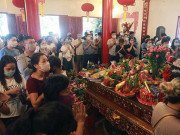 Tin tức - Bất chấp dịch COVID-19, phủ Tây Hồ vẫn đông nghịt người đi lễ trong ngày đầu tháng “cô hồn”