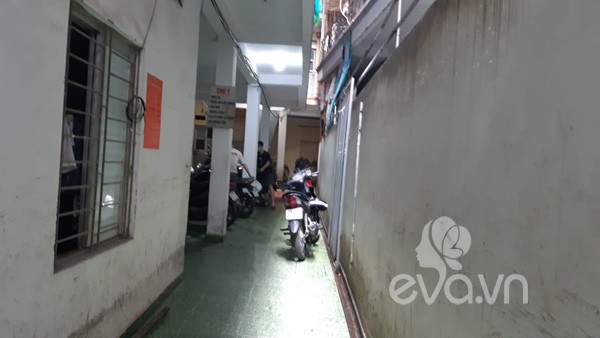 Vụ bé sơ sinh bị bỏ giữa khe tường: amp;#34;Nghe âm thanh lạ như tiếng mèo kêu từ 3h sángamp;#34; - 1