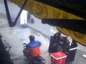 Ngồi uống nước ở vỉa hè, nam thanh niên bị cướp điện thoại trong nháy mắt