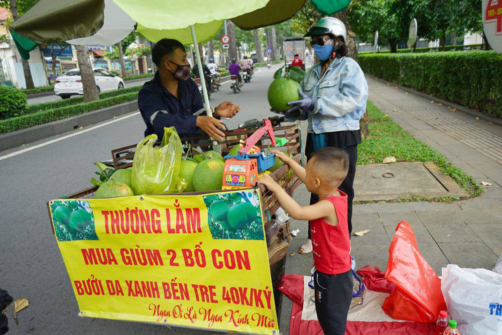 Trăm người mua ủng hộ 2 bố con bán hoa quả với tấm biển độc đáo ở vỉa hè SG - 1