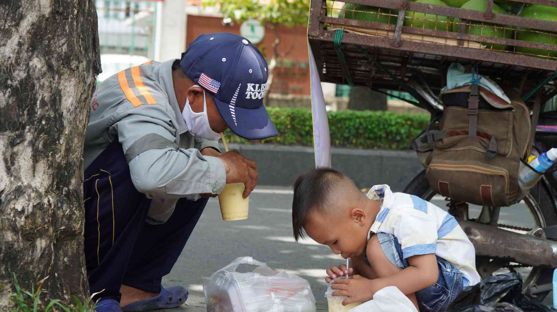 Trăm người mua ủng hộ 2 bố con bán hoa quả với tấm biển độc đáo ở vỉa hè SG - 5