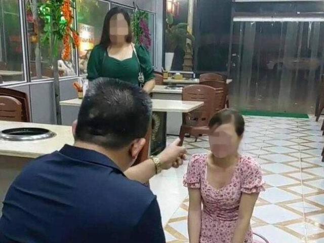 Chủ quán bắt cô gái quỳ xin lỗi vì chê đồ ăn mất vệ sinh khai gì?