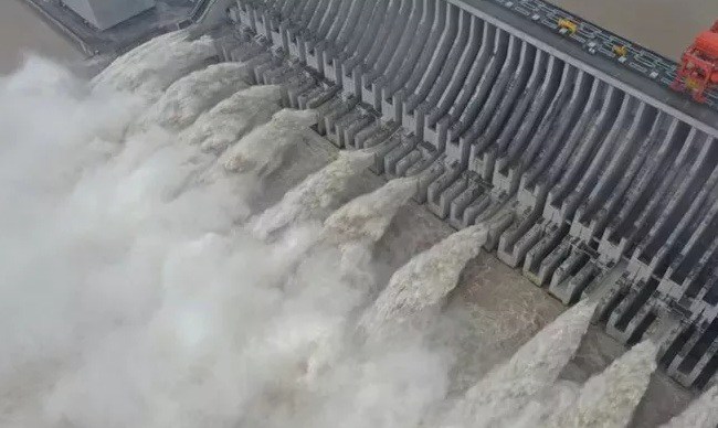 Lũ lớn lịch sử khiến đập Tam Hiệp mở tới 11 cửa xả lũ.