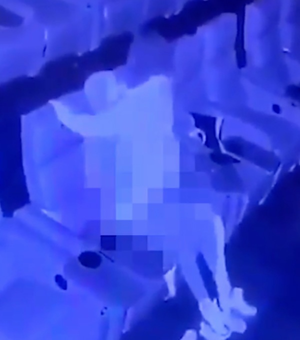 Cặp đôi lột đồ amp;#34;hành sựamp;#34; trong rạp chiếu phim ngay khi vừa mở cửa trở lại - 3