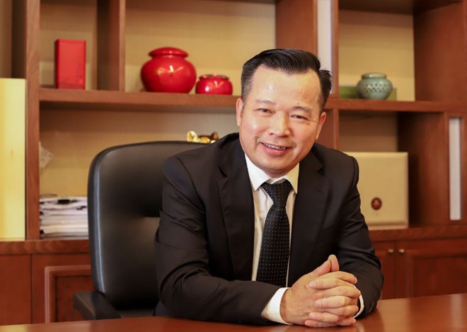 Đại gia Việt luôn tháo comple mặc đồ công nhân khi cần, từng “xúi” vợ bỏ việc làm kinh doanh - 1