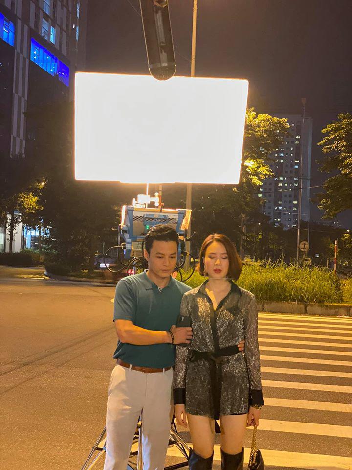 Hồng Diễm ăn vận sành điệu được Hồng Đăng ôm eo, ánh nhìn say đắm cả thập kỷ - 1